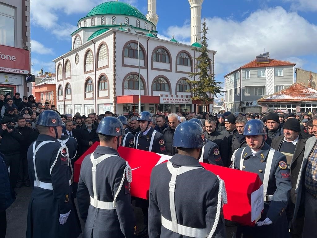 Depremde hayatını kaybeden Jandarma Uzman Çavuş Mutlu Koçdemir son yolculuğuna uğurlandı