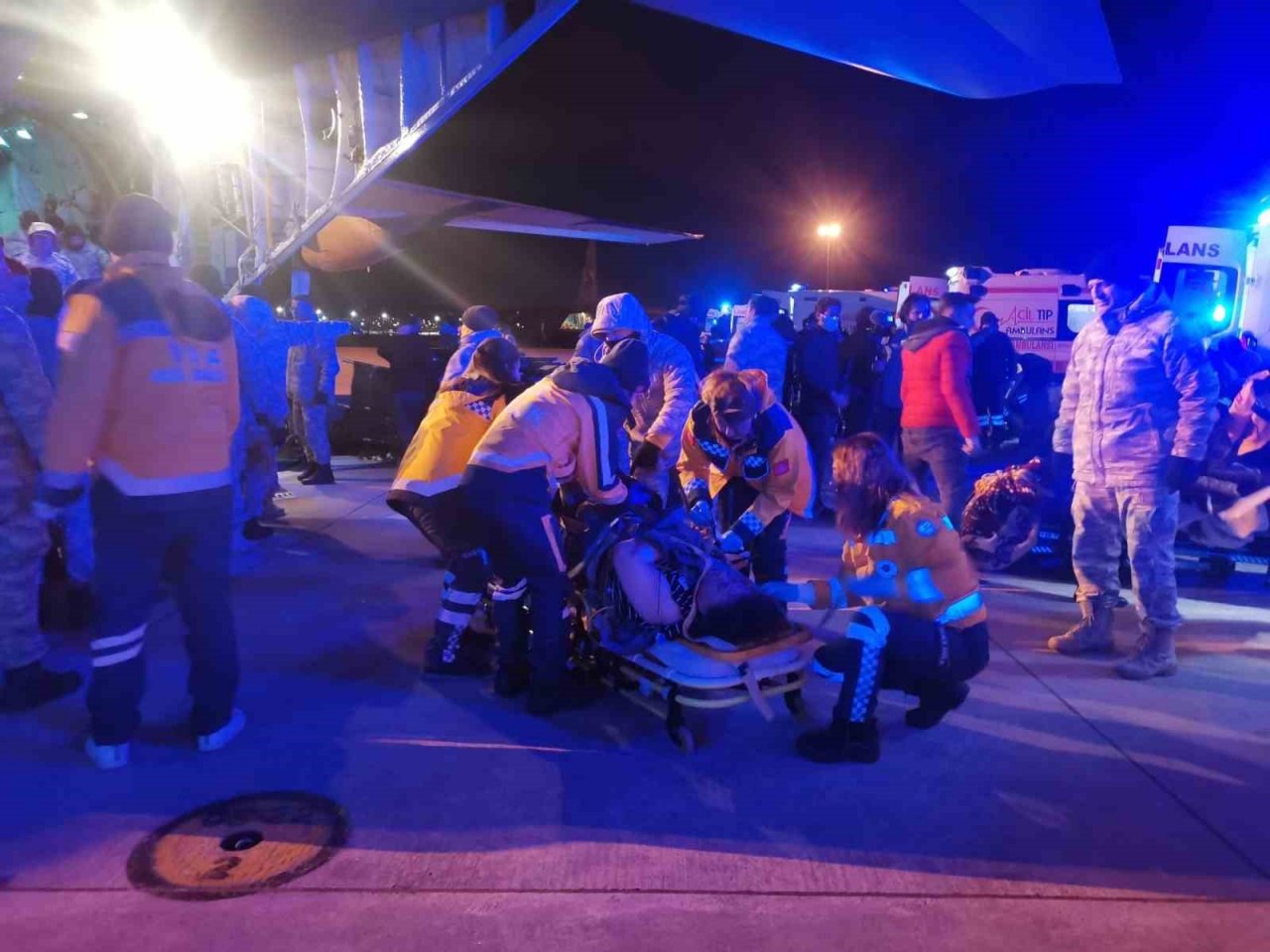 Kahramanmaraş’tan 54 depremzede İzmir’e getirildi