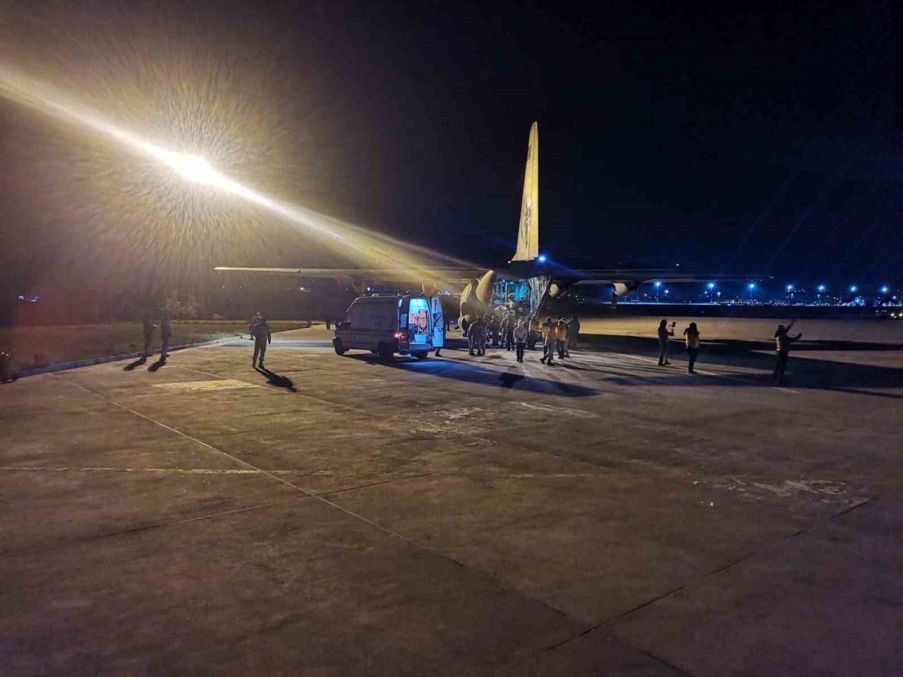 Kahramanmaraş’tan 54 depremzede İzmir’e getirildi