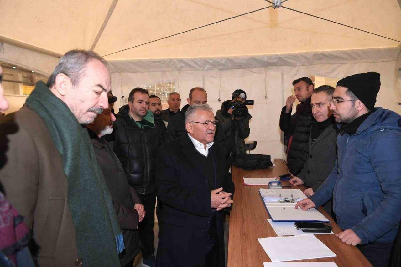 Başkan Büyükkılıç, OSB’de Yardım Toplama Merkezi’ni ziyaret etti