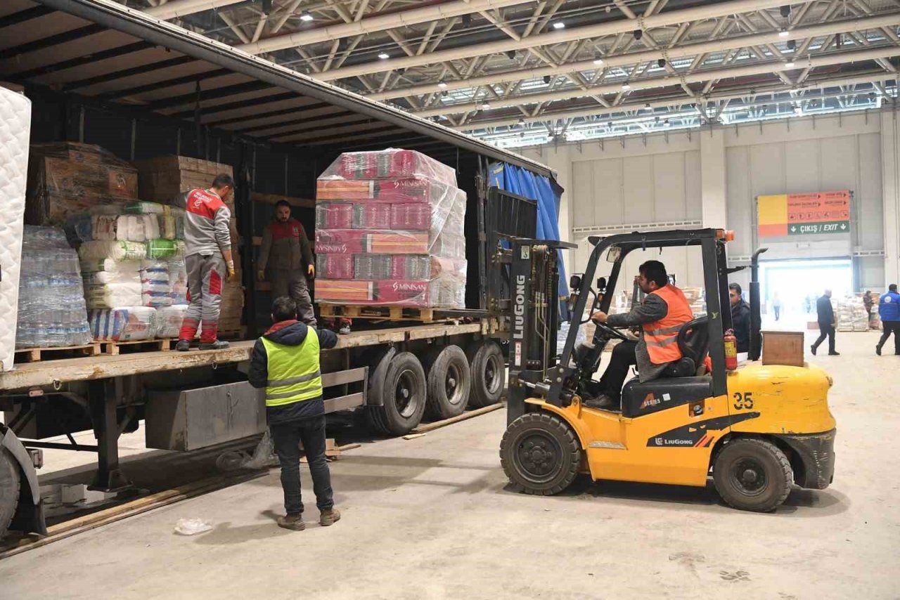 Başkan Büyükkılıç, OSB’de Yardım Toplama Merkezi’ni ziyaret etti