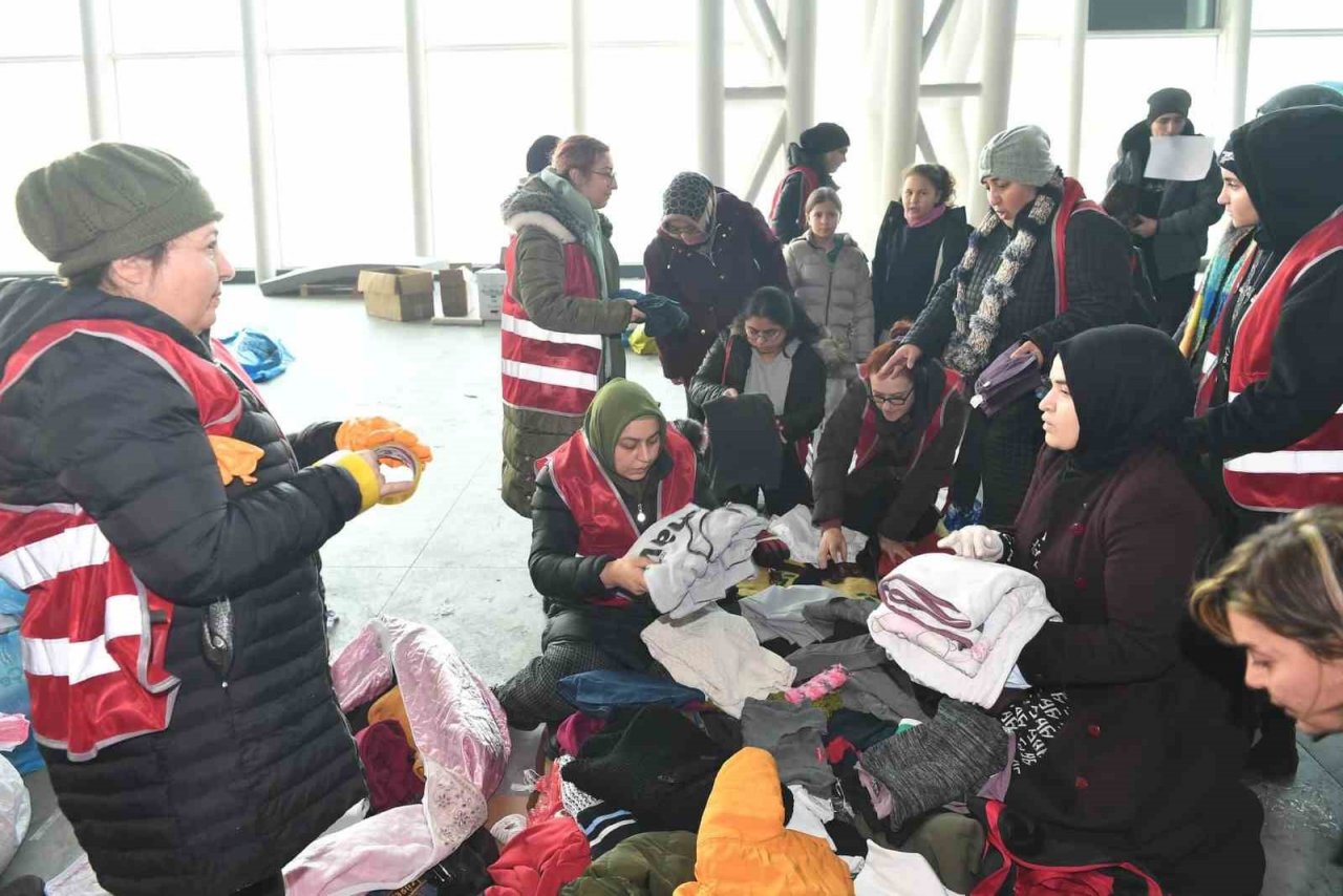 Başkan Büyükkılıç, OSB’de Yardım Toplama Merkezi’ni ziyaret etti