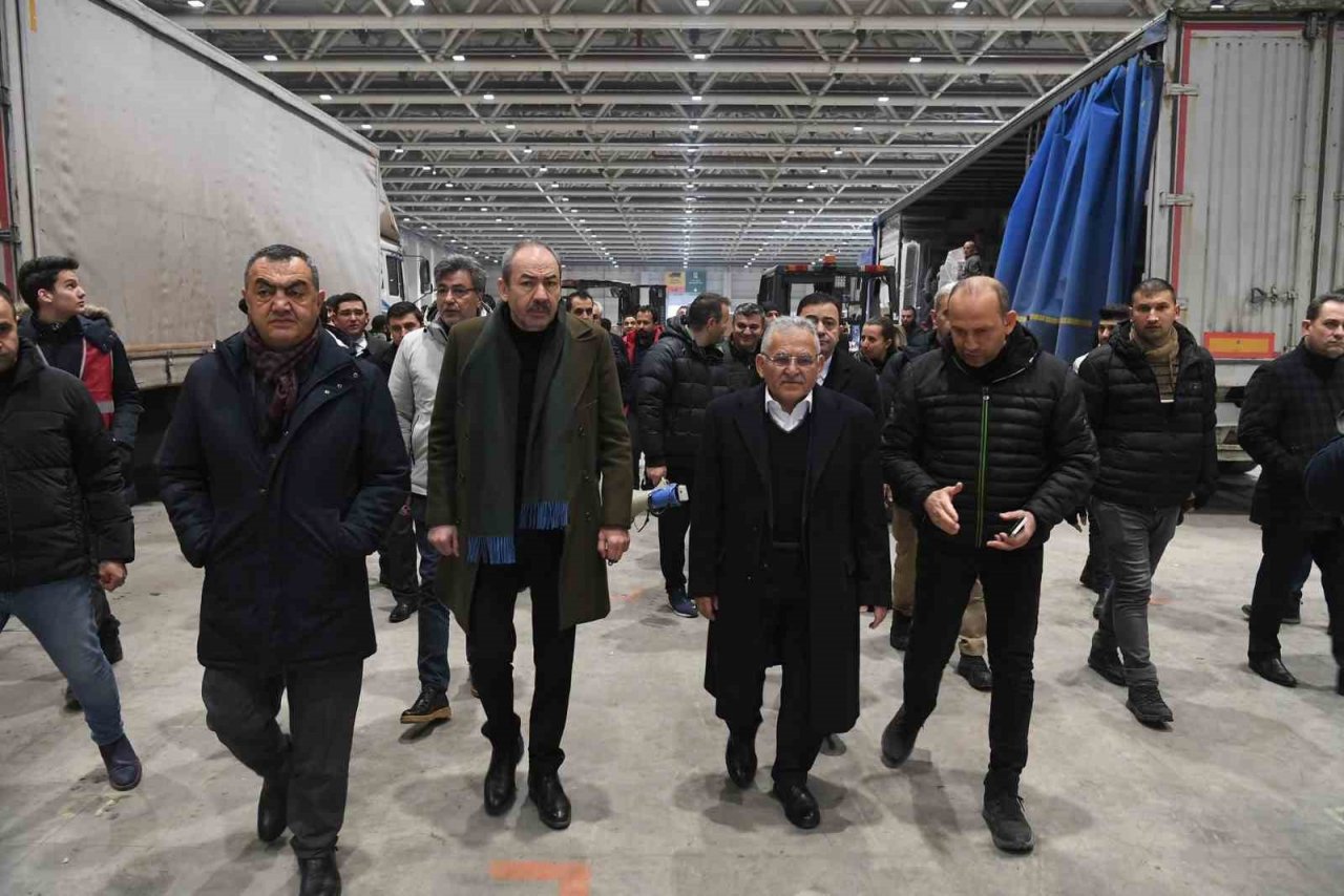 Başkan Büyükkılıç, OSB’de Yardım Toplama Merkezi’ni ziyaret etti