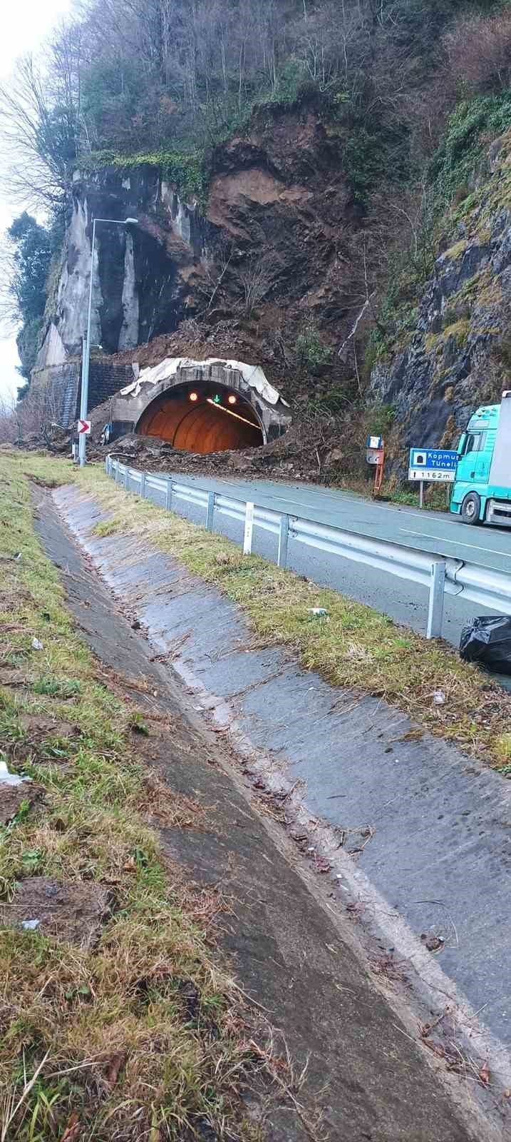 Artvin’de Kopmuş Tüneli girişinde heyelan