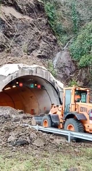 Artvin’de Kopmuş Tüneli girişinde heyelan