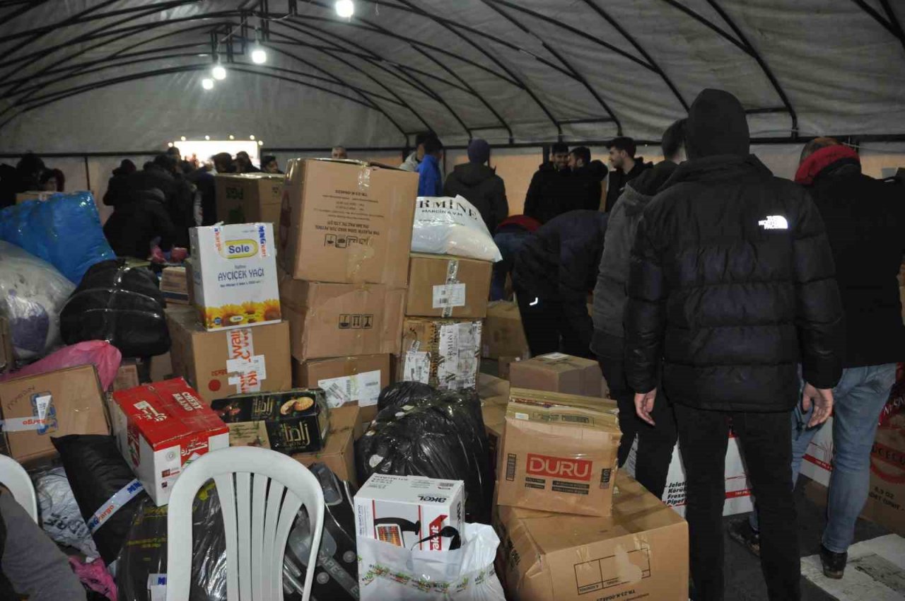 Mardin 1969 Spor depremzedeler için 4 tır yardım malzemesi topladı
