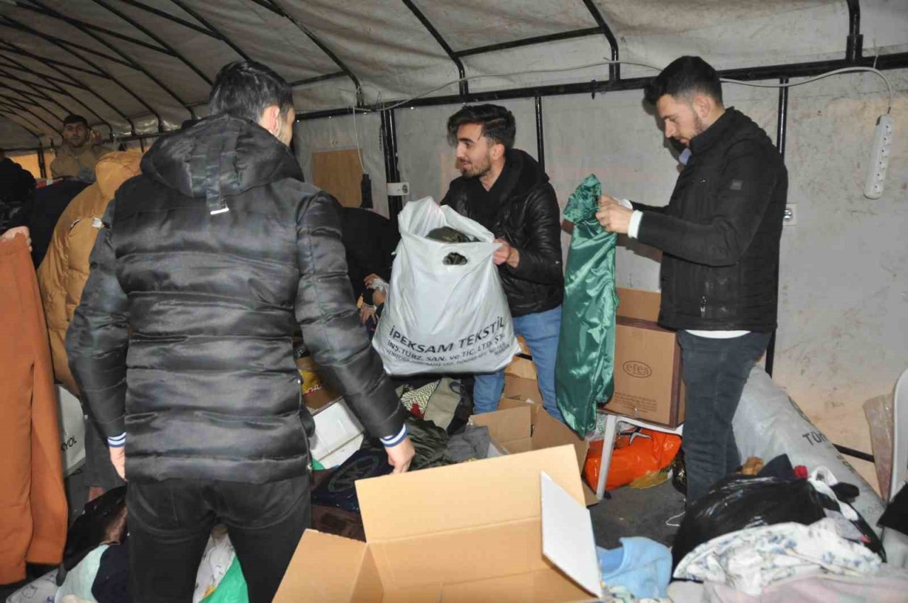 Mardin 1969 Spor depremzedeler için 4 tır yardım malzemesi topladı