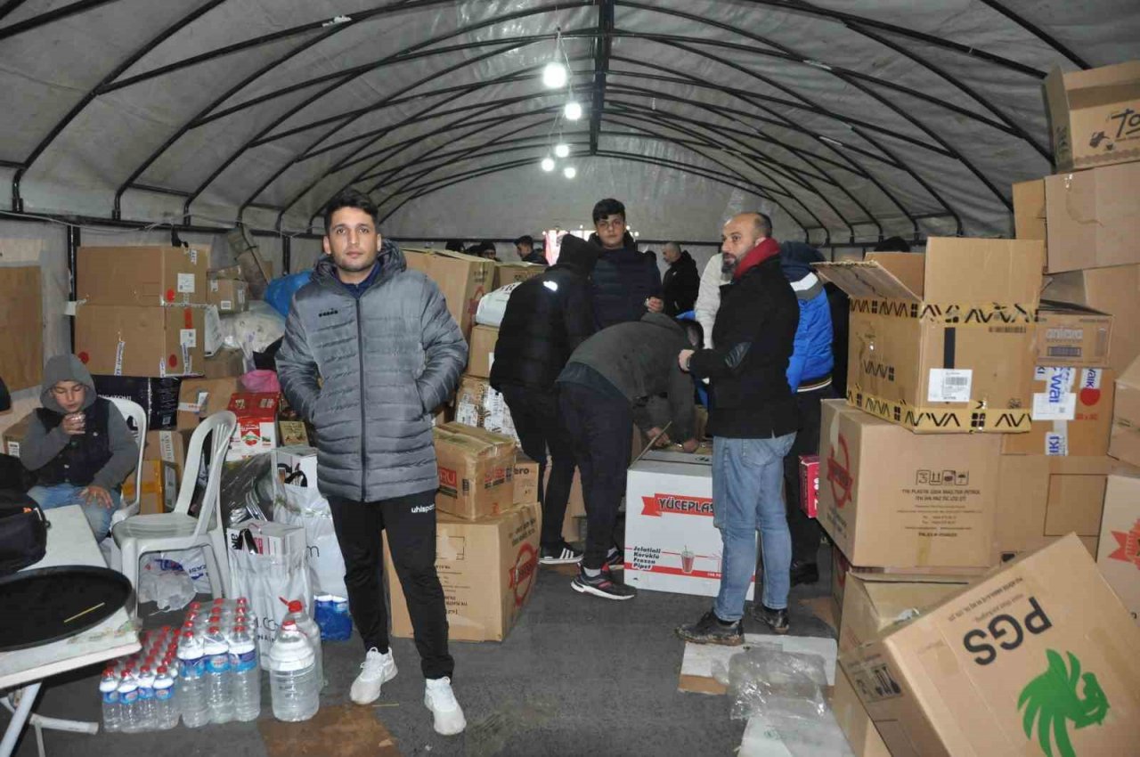 Mardin 1969 Spor depremzedeler için 4 tır yardım malzemesi topladı
