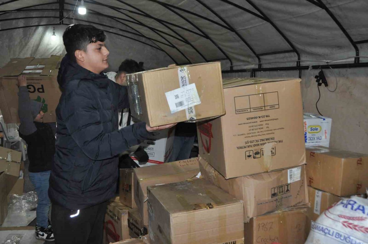 Mardin 1969 Spor depremzedeler için 4 tır yardım malzemesi topladı