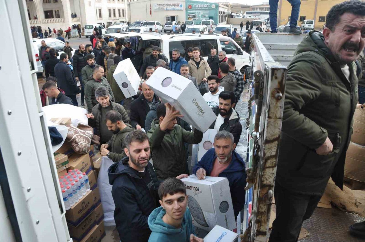 Mardin 1969 Spor depremzedeler için 4 tır yardım malzemesi topladı