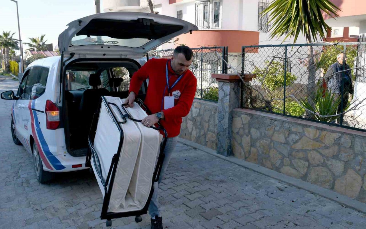 Kuşadası Belediyesi ilçeye gelen depremzedelere yardım malzemesi desteğinde bulunuyor