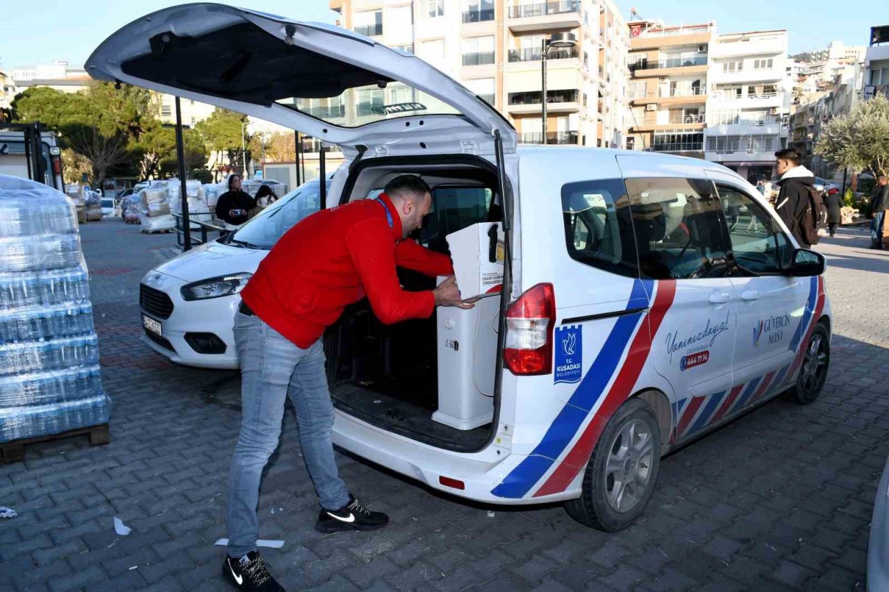 Kuşadası Belediyesi ilçeye gelen depremzedelere yardım malzemesi desteğinde bulunuyor