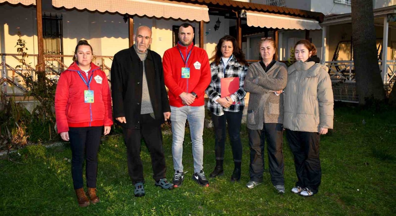 Kuşadası Belediyesi ilçeye gelen depremzedelere yardım malzemesi desteğinde bulunuyor