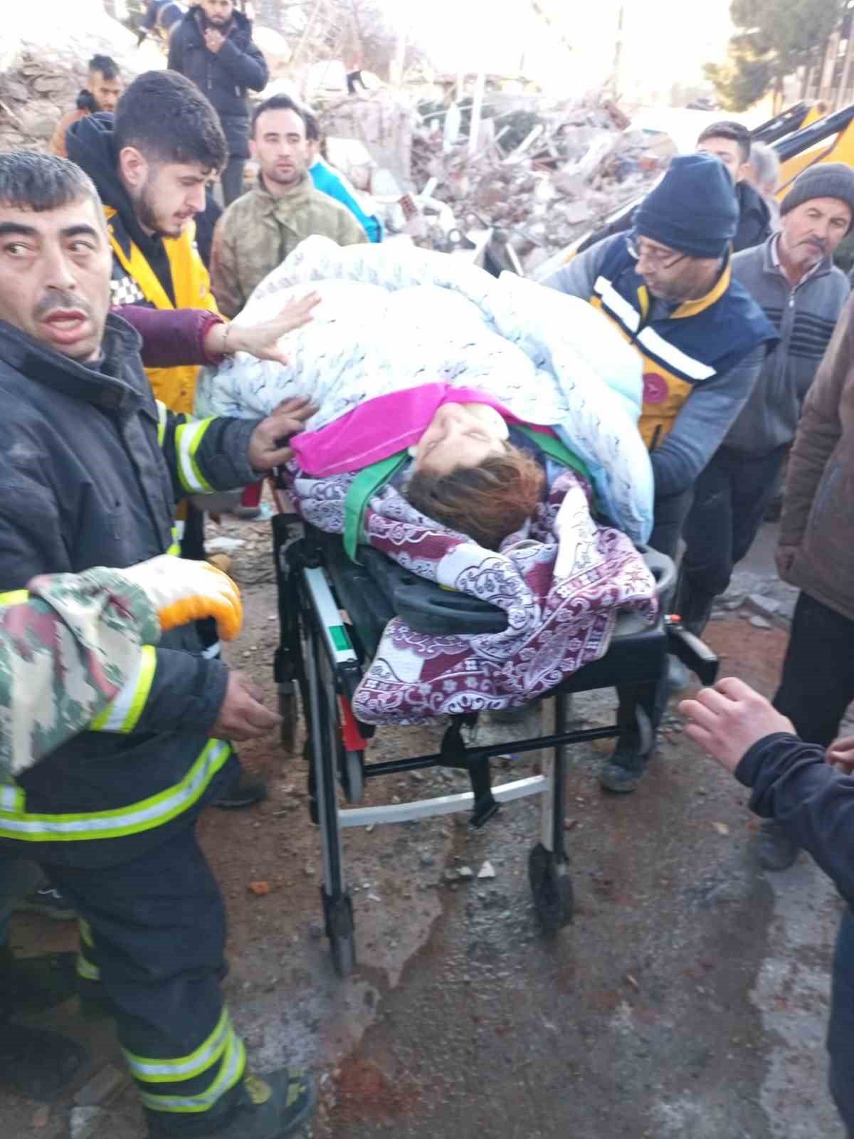 Marmaris Belediyesi ekipleri baba ve 3 kızını sağ kurtardı