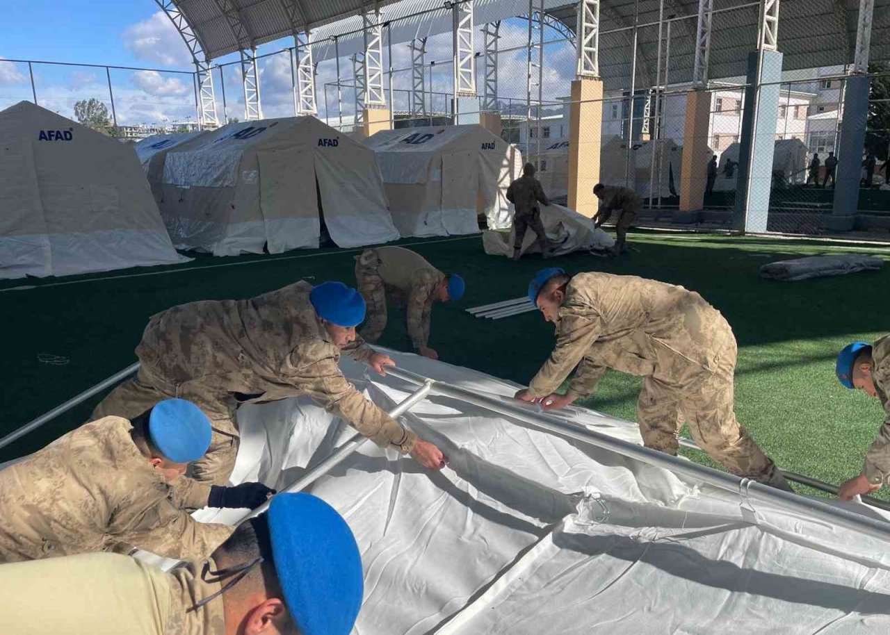 Mersin İl Jandarma Komutanlığı ekipleri yardım için deprem bölgesinde