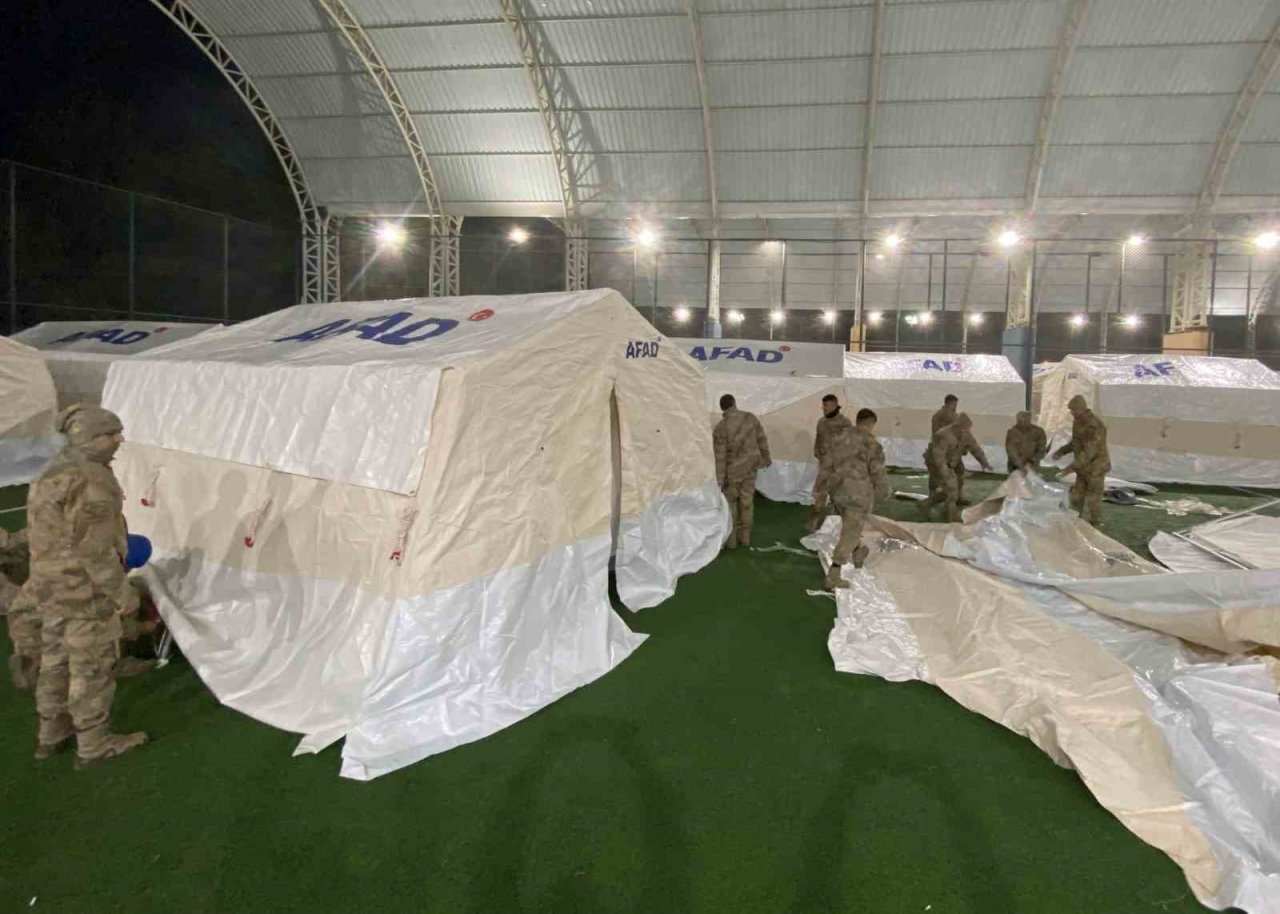 Mersin İl Jandarma Komutanlığı ekipleri yardım için deprem bölgesinde