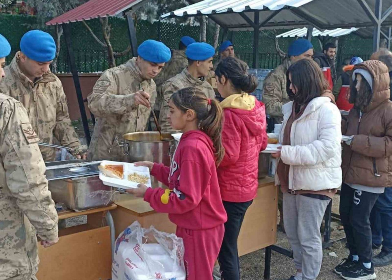 Mersin İl Jandarma Komutanlığı ekipleri yardım için deprem bölgesinde