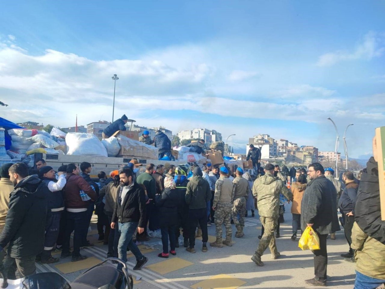 MSB: “Komando Tabur Komutanlığımız erzak dağıtımına devam ediyor”