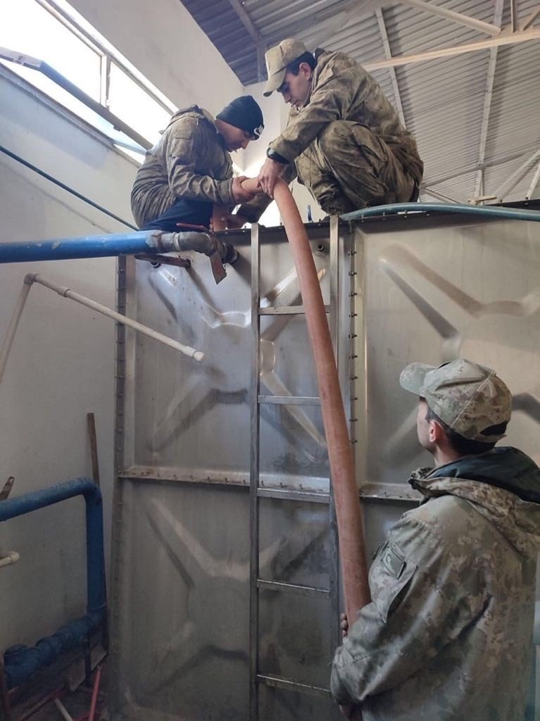 Mehmetçik Antakya’da depremzedelere su dağıtımını sürdürüyor