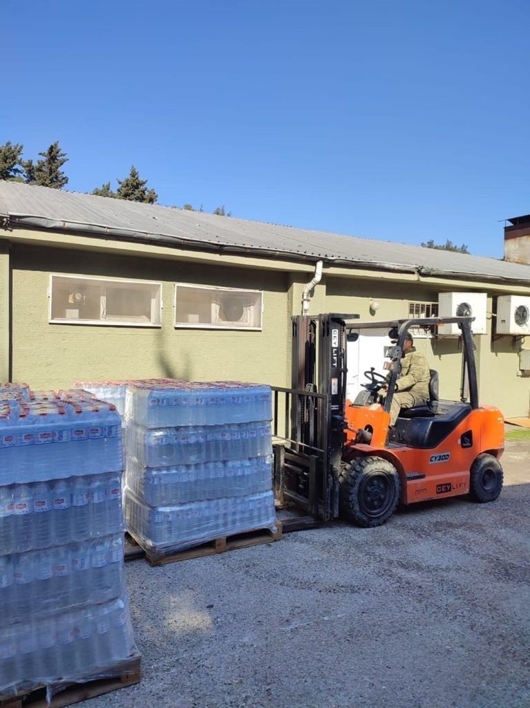 Mehmetçik Antakya’da depremzedelere su dağıtımını sürdürüyor