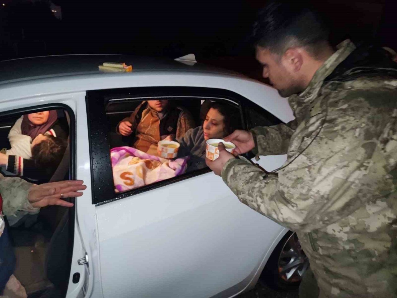 MSB, deprem bölgelerinde gece boyunca yemek dağıtımına devam ediyor