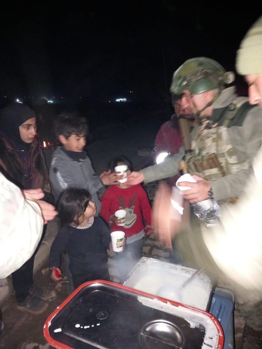 MSB, deprem bölgelerinde gece boyunca yemek dağıtımına devam ediyor