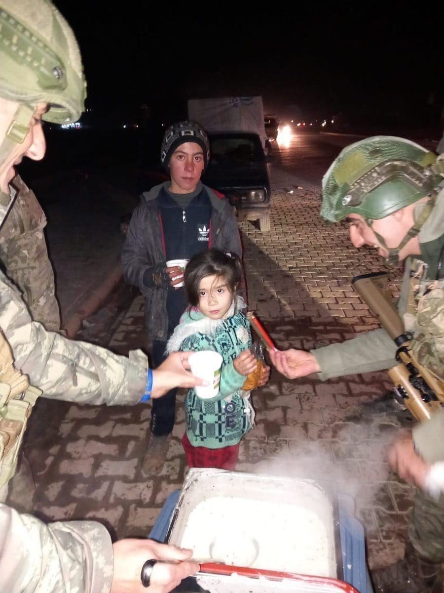 MSB, deprem bölgelerinde gece boyunca yemek dağıtımına devam ediyor