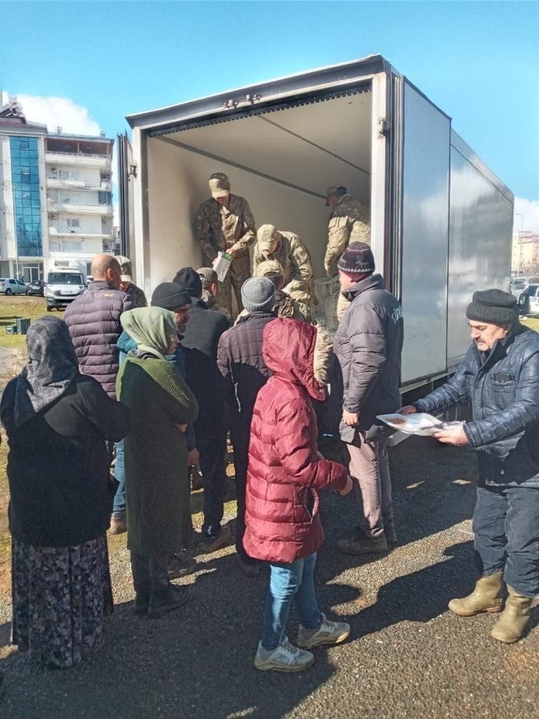 Mehmetçik Kilis’te sıcak çorba ikramını sürdürüyor