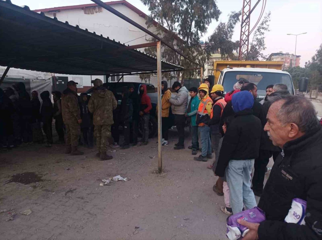 Mut Belediyesi deprem bölgesinde ekmek, su, yemek ve sıcak çorba dağıtıyor