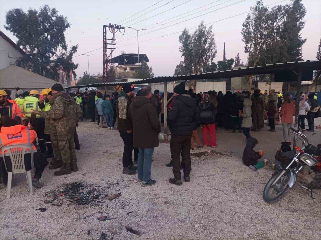 Mut Belediyesi deprem bölgesinde ekmek, su, yemek ve sıcak çorba dağıtıyor
