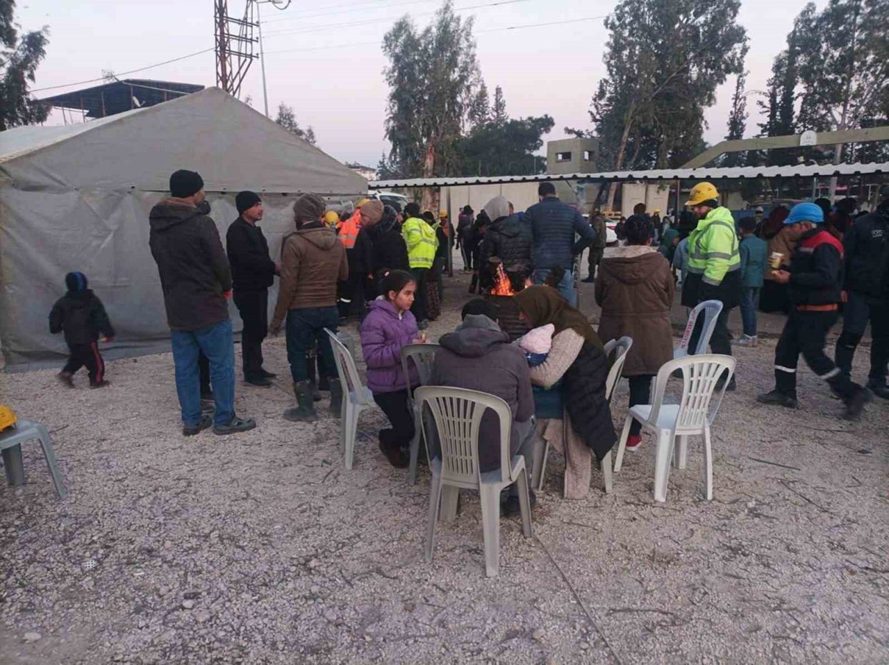 Mut Belediyesi deprem bölgesinde ekmek, su, yemek ve sıcak çorba dağıtıyor