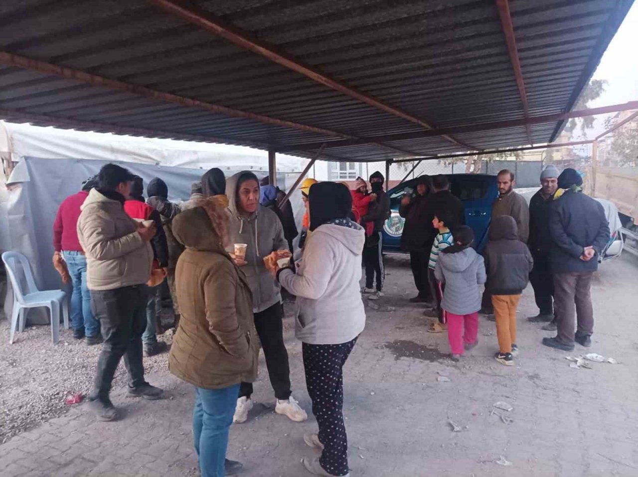 Mut Belediyesi deprem bölgesinde ekmek, su, yemek ve sıcak çorba dağıtıyor