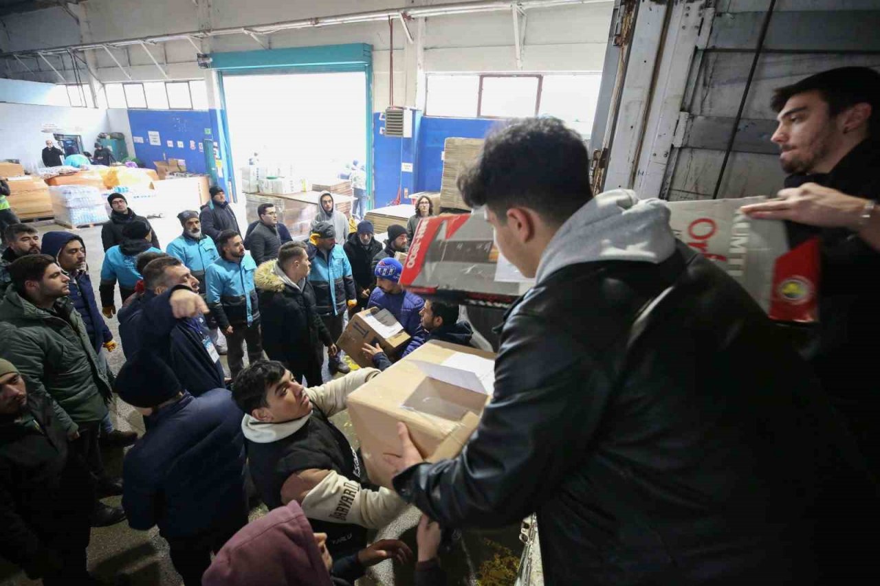 Nilüfer’den deprem bölgesine 150 tır gitti