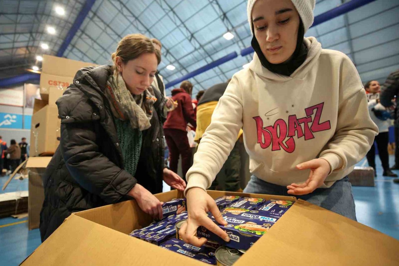 Nilüfer’den deprem bölgesine 150 tır gitti