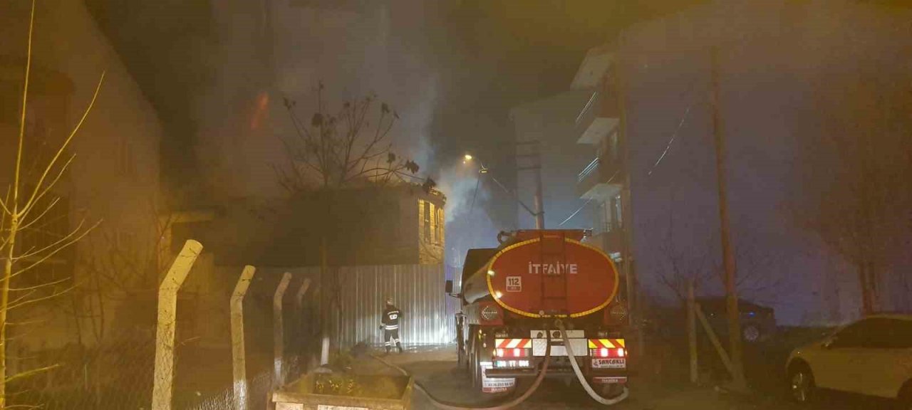 Metruk bina alev alev yandı: 2 ölü