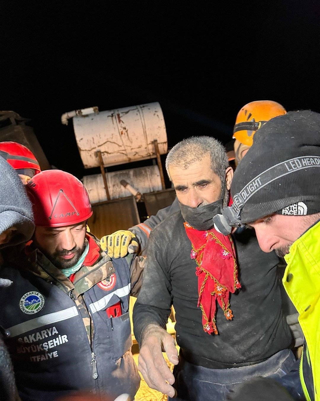 73 saat sonra gelen mutluluk: 3 kişilik aile kurtarıldı