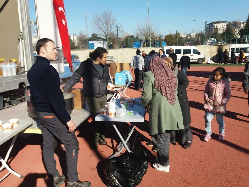 Şehzadeler Belediyesi’nin mobil aşevi Adıyaman’da içleri ısıtıyor