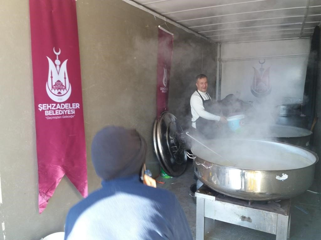 Şehzadeler Belediyesi’nin mobil aşevi Adıyaman’da içleri ısıtıyor