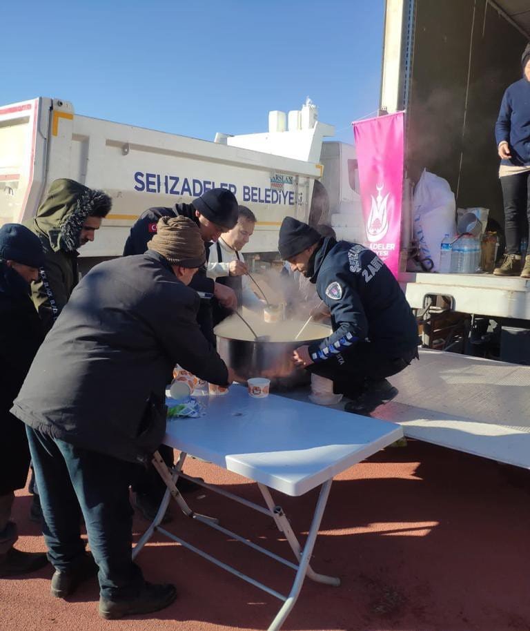 Şehzadeler Belediyesi’nin mobil aşevi Adıyaman’da içleri ısıtıyor