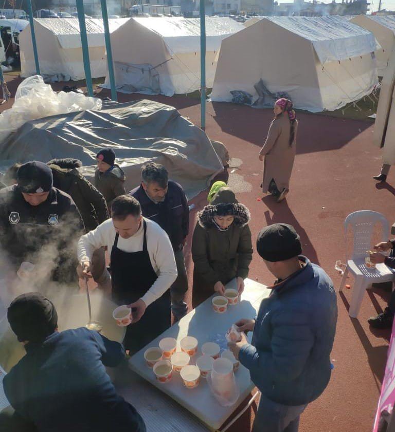 Şehzadeler Belediyesi’nin mobil aşevi Adıyaman’da içleri ısıtıyor