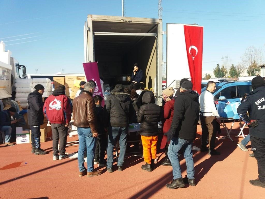 Şehzadeler Belediyesi’nin mobil aşevi Adıyaman’da içleri ısıtıyor