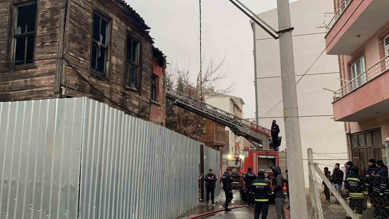 Metruk bina alev alev yandı: 2 ölü