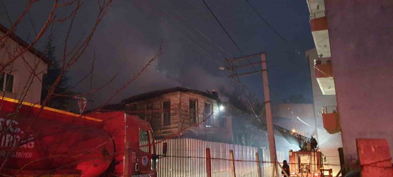 Metruk bina alev alev yandı: 2 ölü