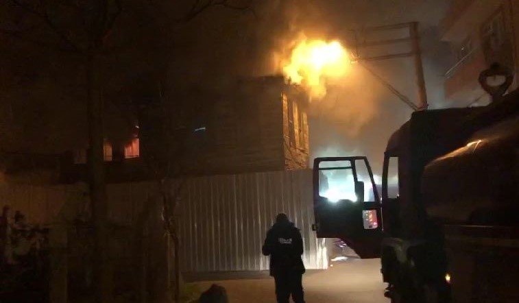 Metruk bina alev alev yandı: 2 ölü