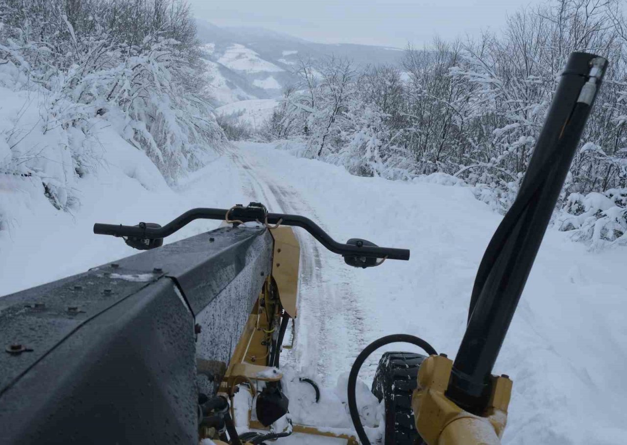 Tekkeköy’de karla mücadele hız kesmiyor