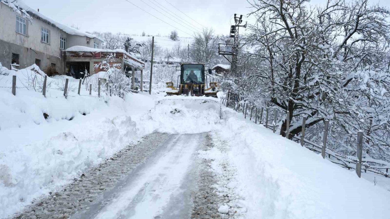 Tekkeköy’de karla mücadele hız kesmiyor
