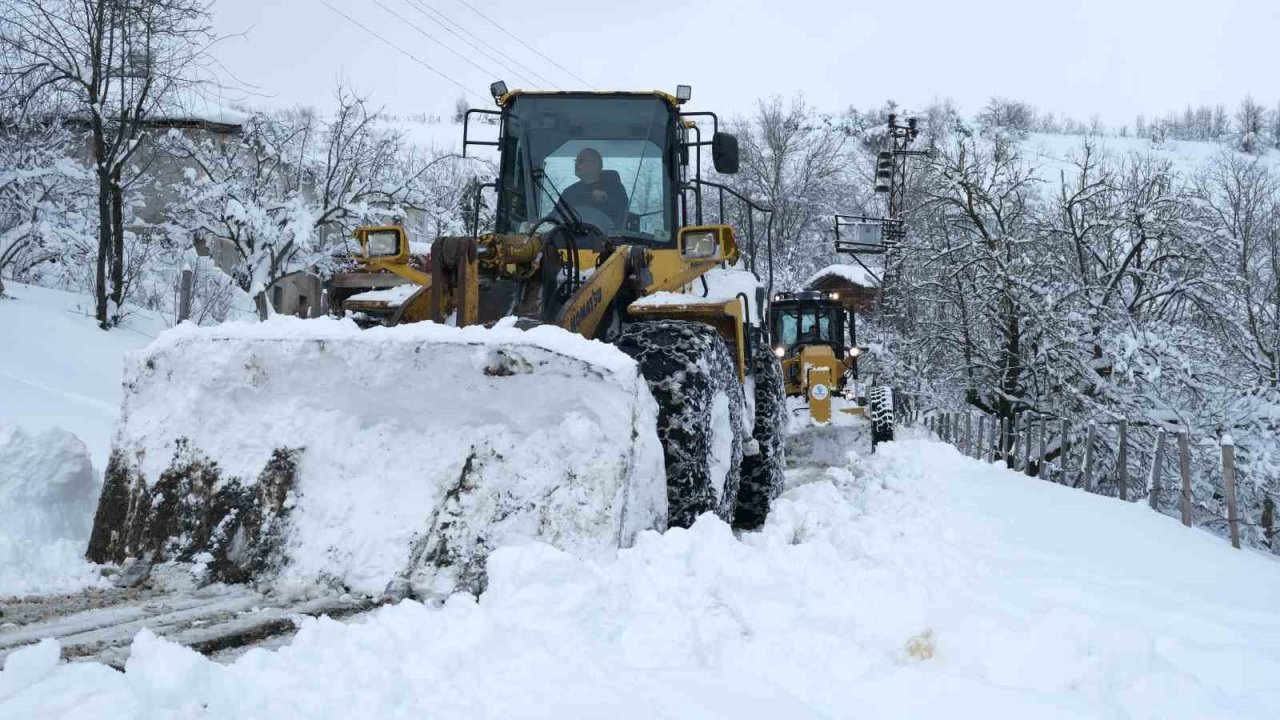 Tekkeköy’de karla mücadele hız kesmiyor