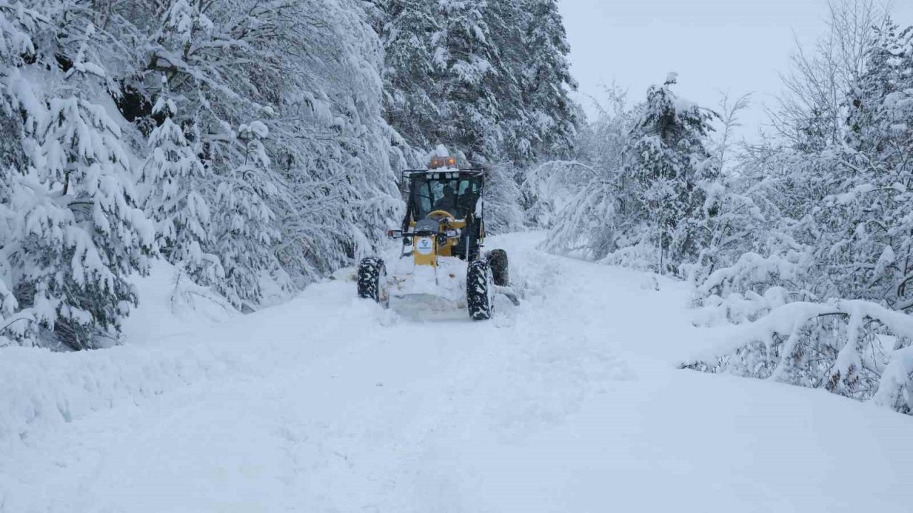 Tekkeköy’de karla mücadele hız kesmiyor