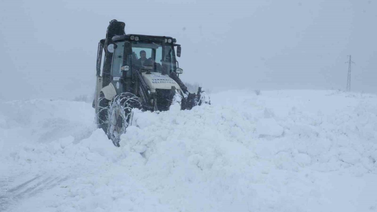 Tekkeköy’de karla mücadele hız kesmiyor