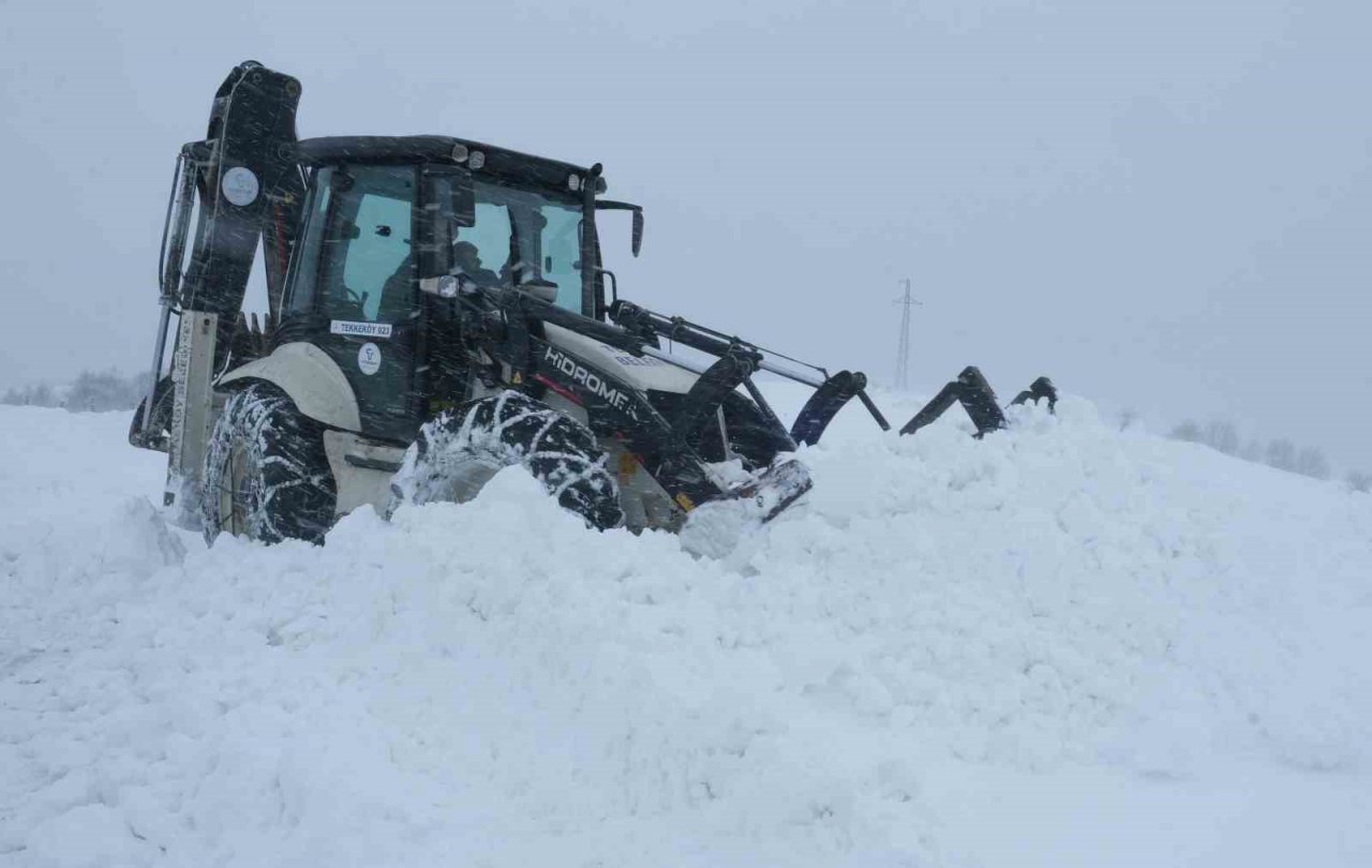 Tekkeköy’de karla mücadele hız kesmiyor
